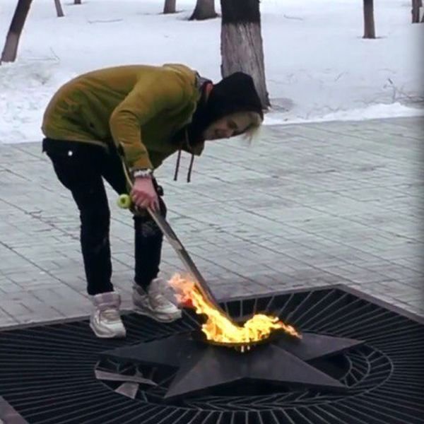 Пермский блогер покатался на скейте на мемориале героям ВОВ и погрел ноги у Вечного огня