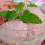 Молочное мороженое с клубникой