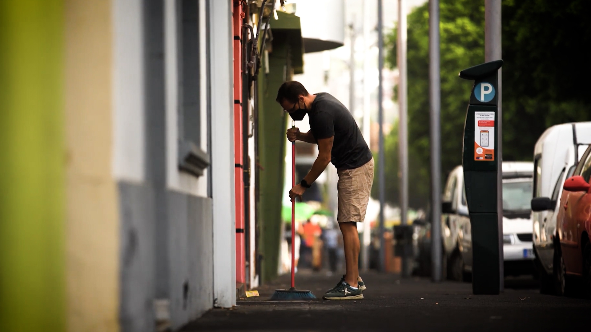 Жители острова Ла Пальма очищают улицы от вулканического пепла