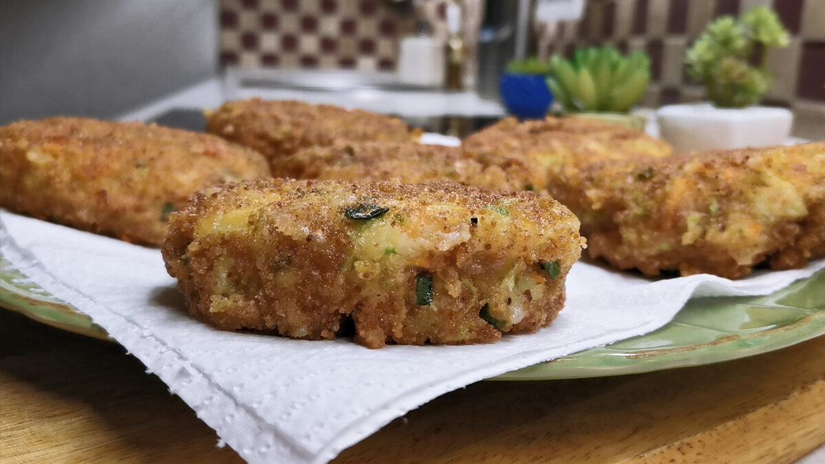 У меня все кабачки сейчас уходят на вкуснейшие котлеты. Часть съедаем сразу, остальное в морозилку и зимой едим У меня все кабачки сейчас уходят на вкуснейшие котлеты. Часть съедаем сразу, остальное в морозилку и зимой едим котлеты, перец, крупной, только, очень, сразу, проминаем, овощные, можно, сметана, укроп, чеснок, присаливаем, слегка, просто, сухарях, минут, зимой, выкладываем, сухари