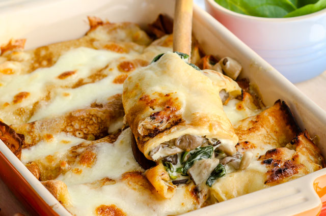 мясо по боярски. рыба под сырной корочкой. майонезная шапка для запекания. запеканка картофельная с рыбкой. сырная шапка для запекания мяса.