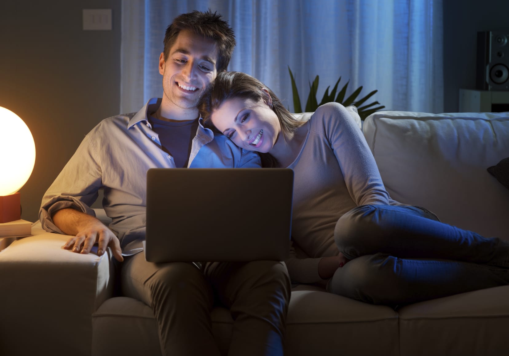 Пары перед камерами. Пара перед телевизором. Компьютеры парочек в доме. Влюбленная пара в ноутбуке.