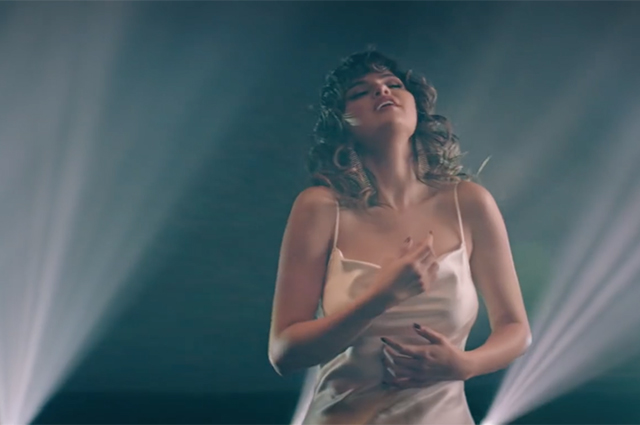 Встряхнула кудрями: Селена Гомес выпустила зажигательный клип на песню Dance Again Шоу-бизнес