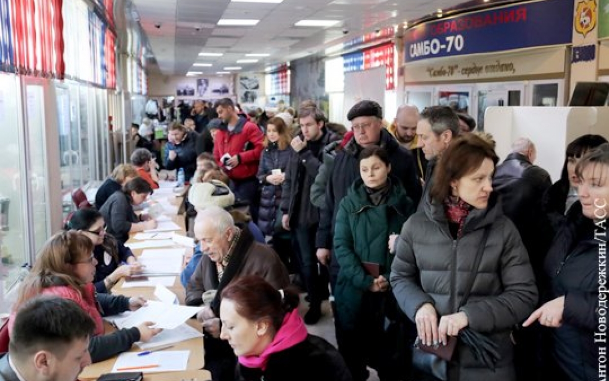 Голосование на выборах президента. Люди на выборах. Народ на выборах. Толпа людей на выборах. Бюджетники на выборах.