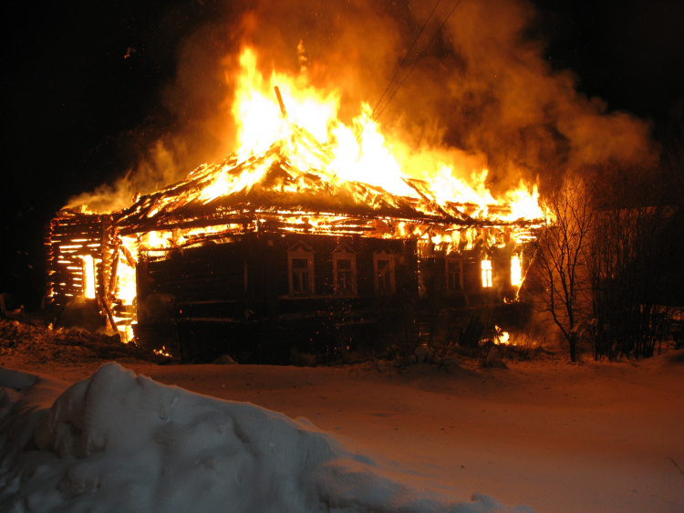 В Краснодарском крае в огне погибли трое детей: пожар в доме многодетной семьи