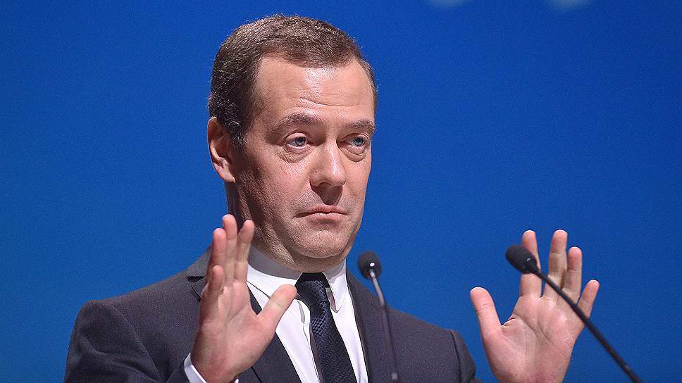 "Кто говорит "свеклА", кто говорит "свЁкла": Медведев дал совет сенаторам по постановке ударения