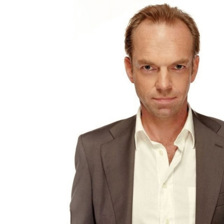 Вот как выглядят актёры, скрывающиеся под маской известных персонажей 