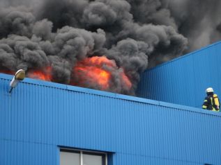 В Киеве потушили огромный складской пожар