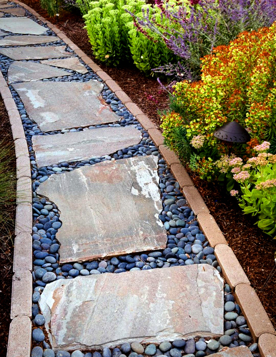 Оригинальная садовая дорожка из дерева и камня. Оригинальная садовая дорожка из дерева и камня.