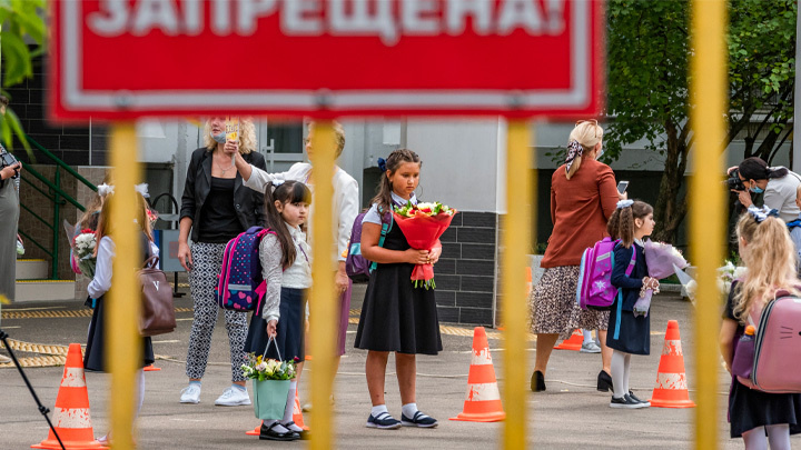    По данным Минпросвещения, по всей стране в этом году запланировано открытие 80 школ, в рамках капремонта должно быть отремонтировано более 6 тыс. школ - это 17% всех школьных учреждений. Около половины из них находятся в сельской местности. Фото: Konstantin Kokoshkin/Glоballооkprеss