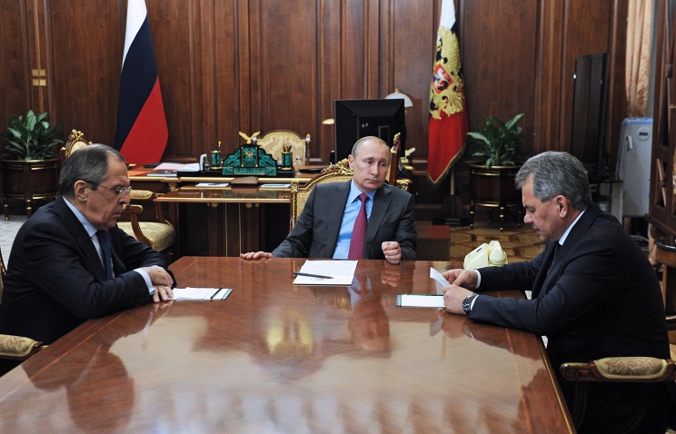 Министр иностранных дел РФ Сергей Лавров, президент РФ Владимир Путин и министр обороны РФ Сергей Шойгу 