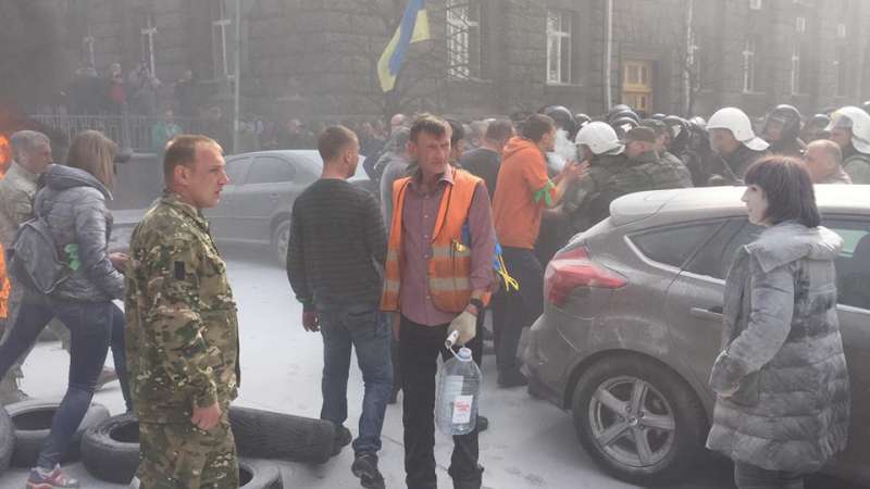 Перед администрацией президента Украины вновь горят покрышки