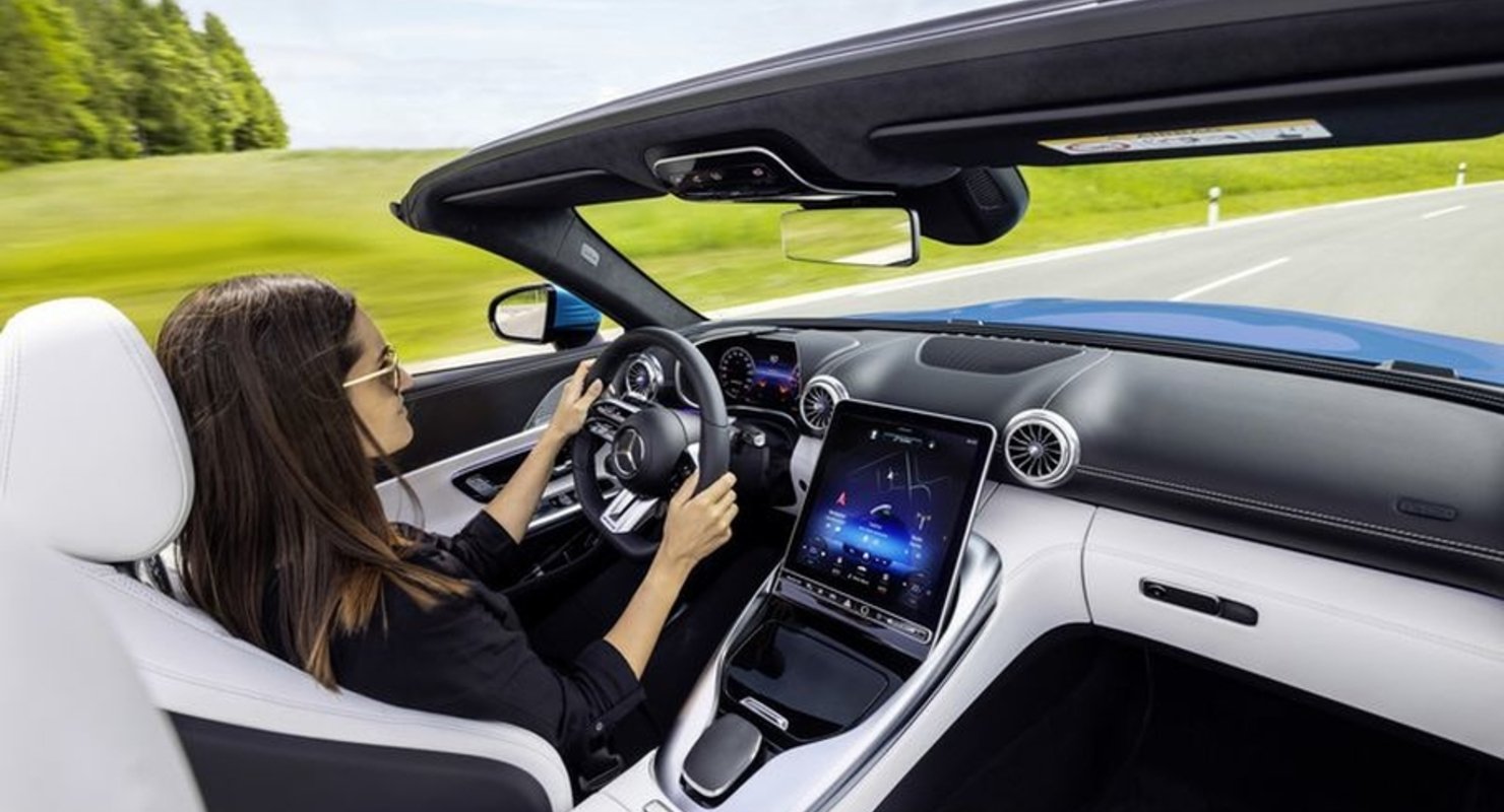 Новый родстер Mercedes-Benz получил гибкий сенсорный экран