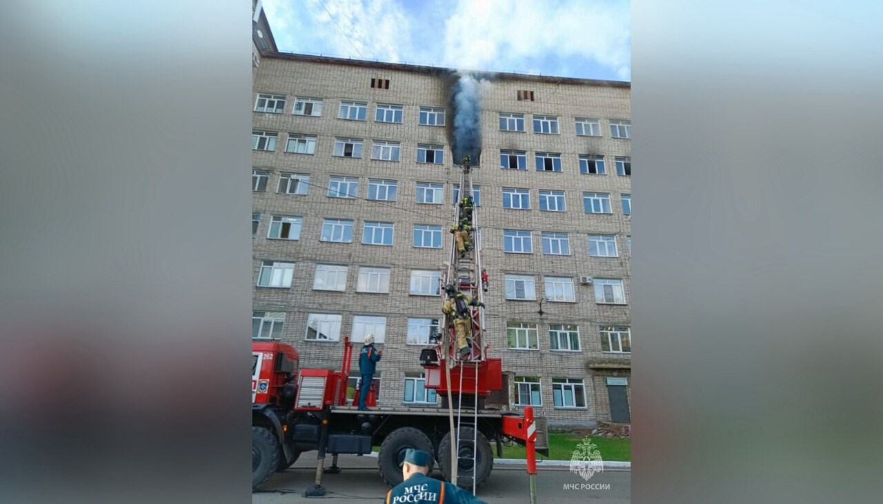 В Бийске загорелась больница: огнеборцы спасли больше 40 человек