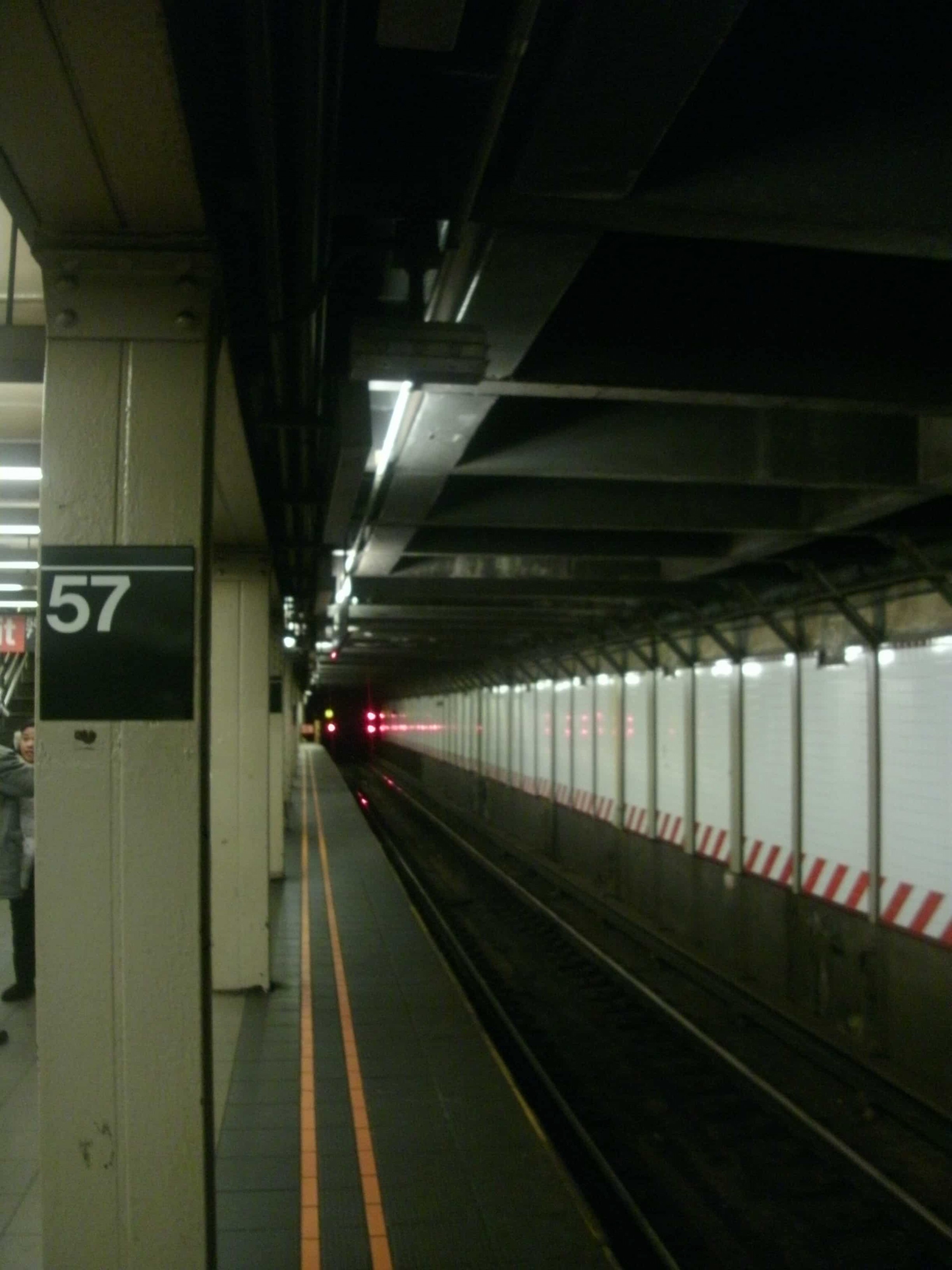 контактный рельс в метро где находится фото