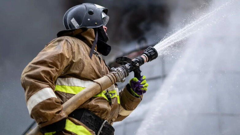 В Москве тушат пожар в многоуровневом производственном здании