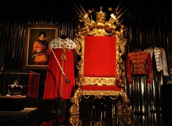 Странные предметы, найденные сыщиками на ранчо Майкла Джексона Странные предметы, найденные сыщиками на ранчо Майкла Джексона жизненное