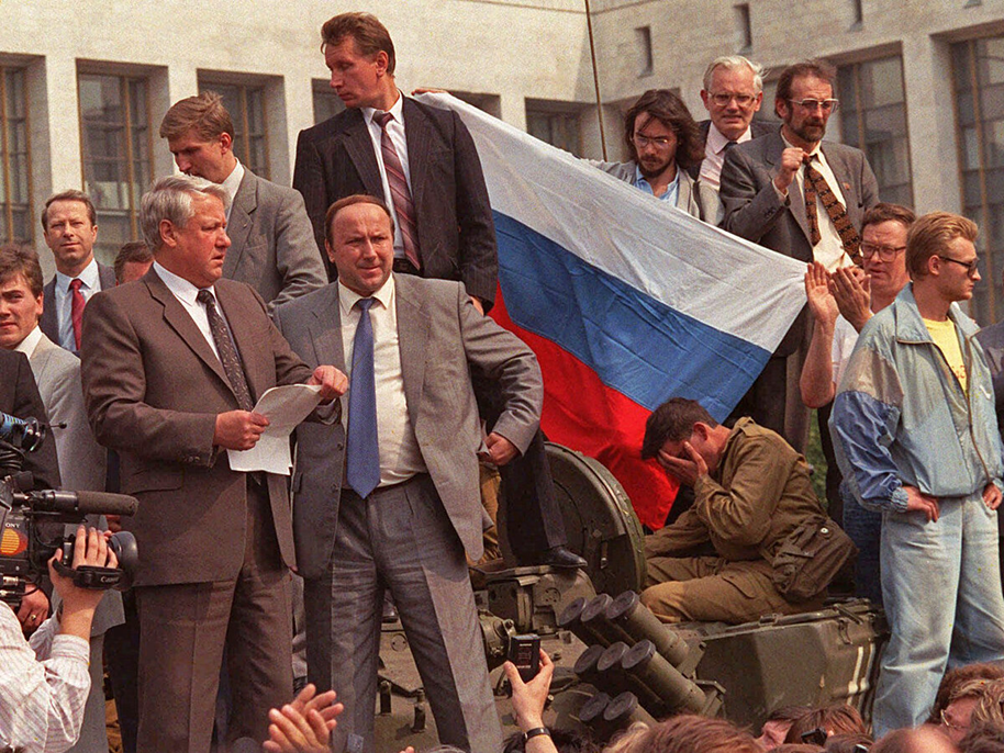 Ельцин на танке – кто эти люди с легендарного фото рядом с Ельциным, и что с ними стало