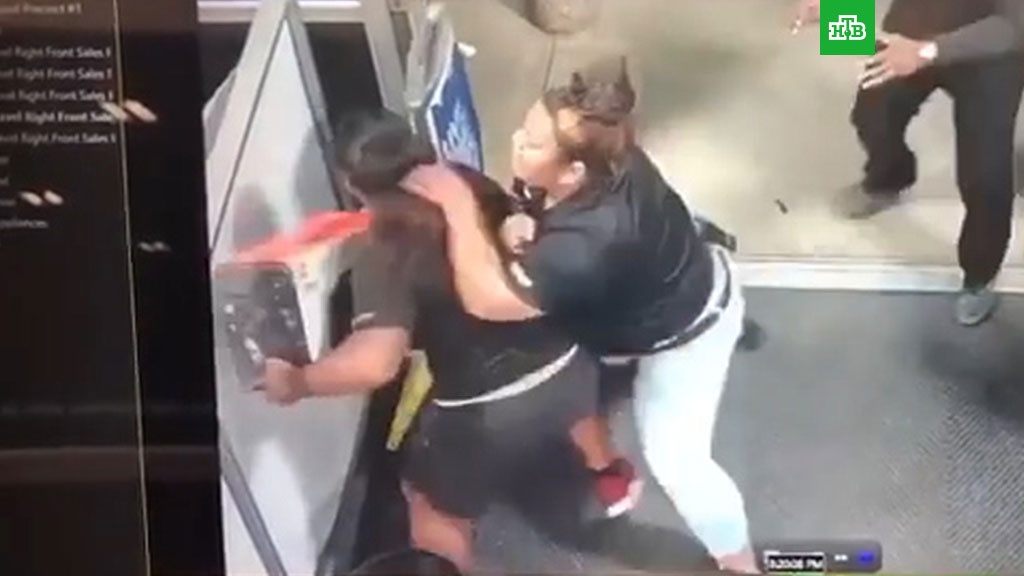 Девушки ублажили грабителя. Девушка избила грабителя. Женская драка в магазине.