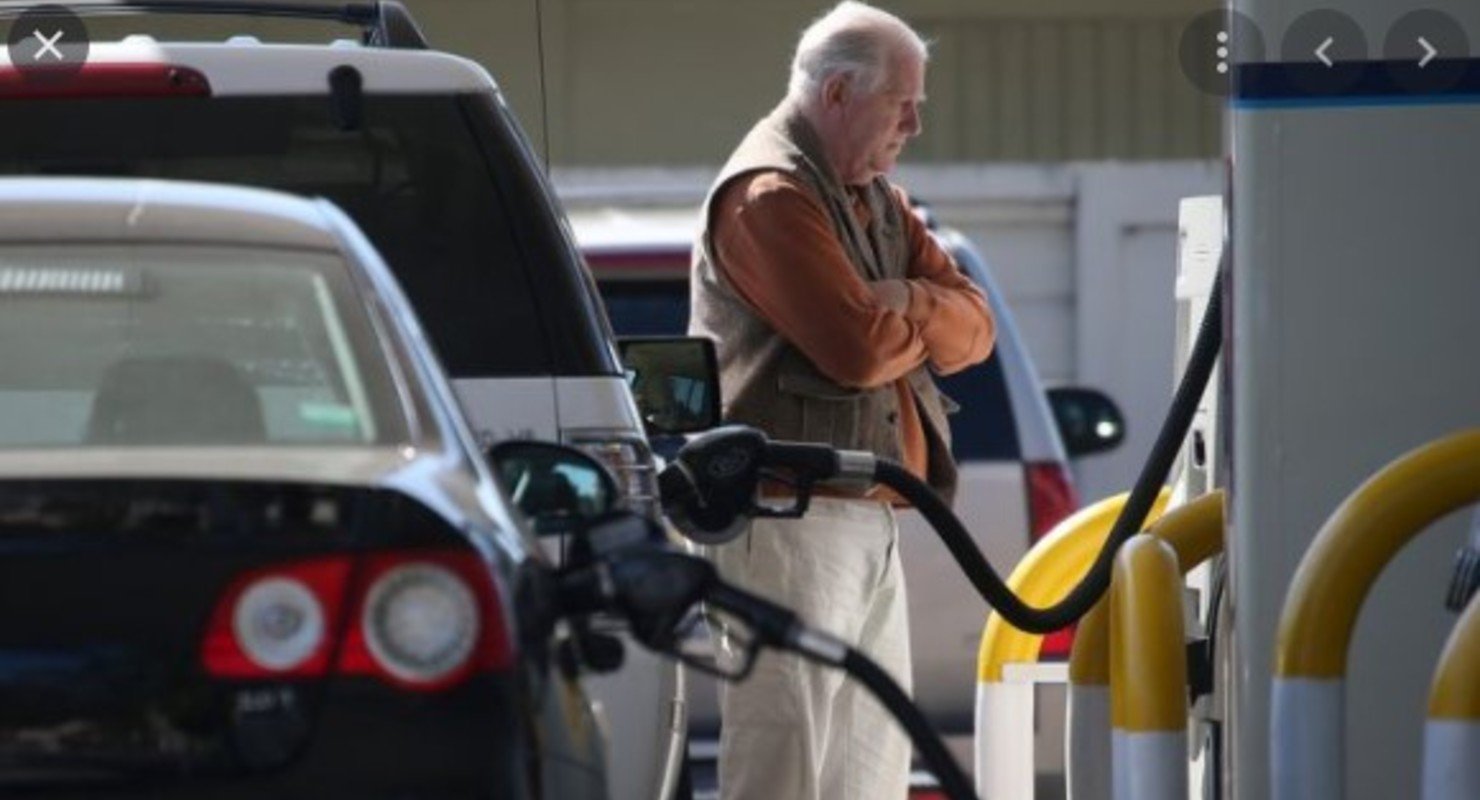 Сколько бензина могут купить жители разных государств на одну зарплату