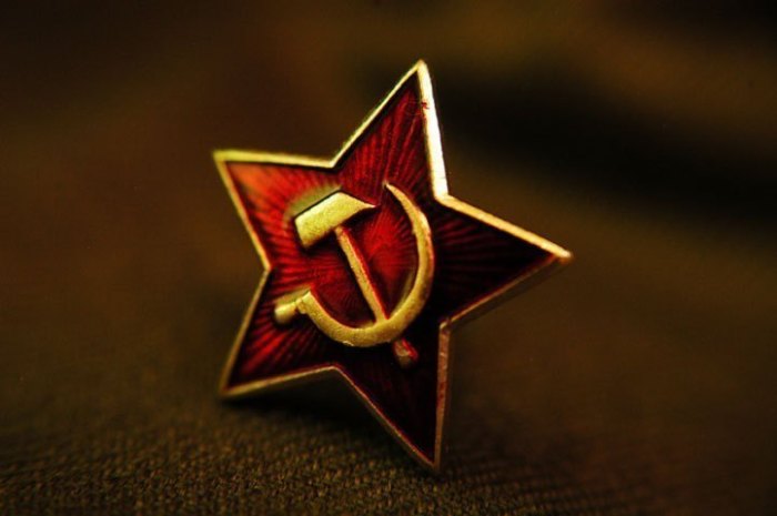 Эмблема олицетворяла собой единство мирового пролетариата, а красный цвет обозначал революцию и очищение кровью./Фото: zarya.lv