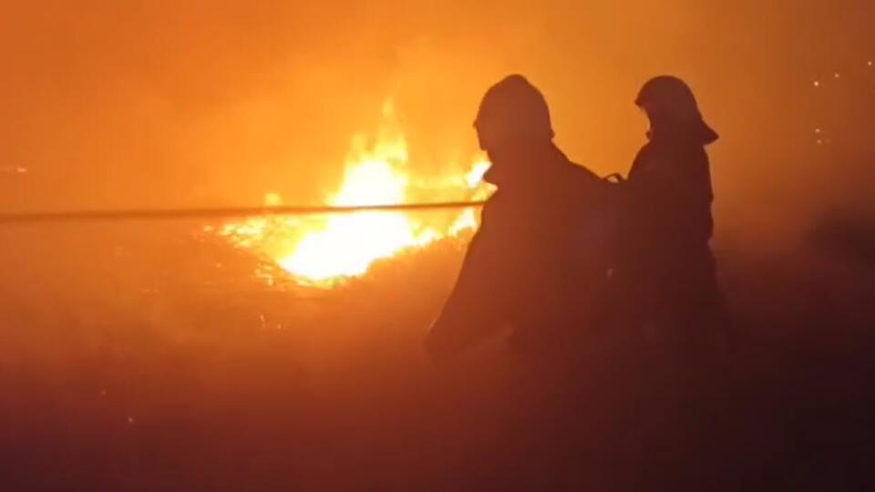 Мощный природный пожар бушует в Евпатории