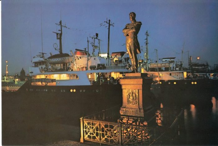 Прекрасно найденные пропорции статуи и пьедестала делают его выразительным акцентом в панораме застройки набережной.