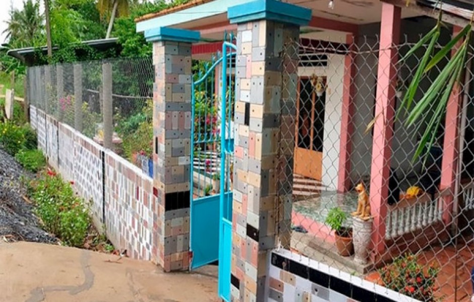 Вьетнамец облицевал забор своего дома старыми "айфонами"