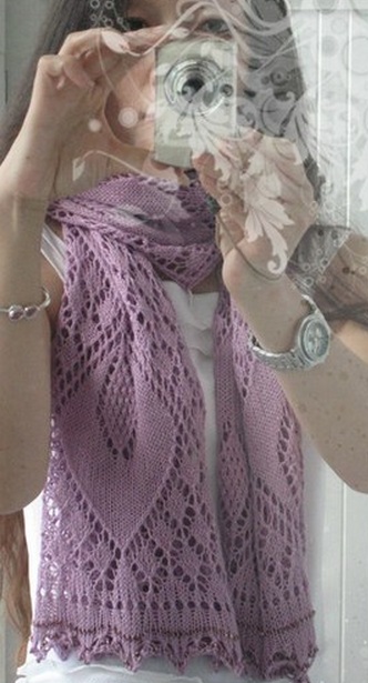 Вязаный спицами палантин