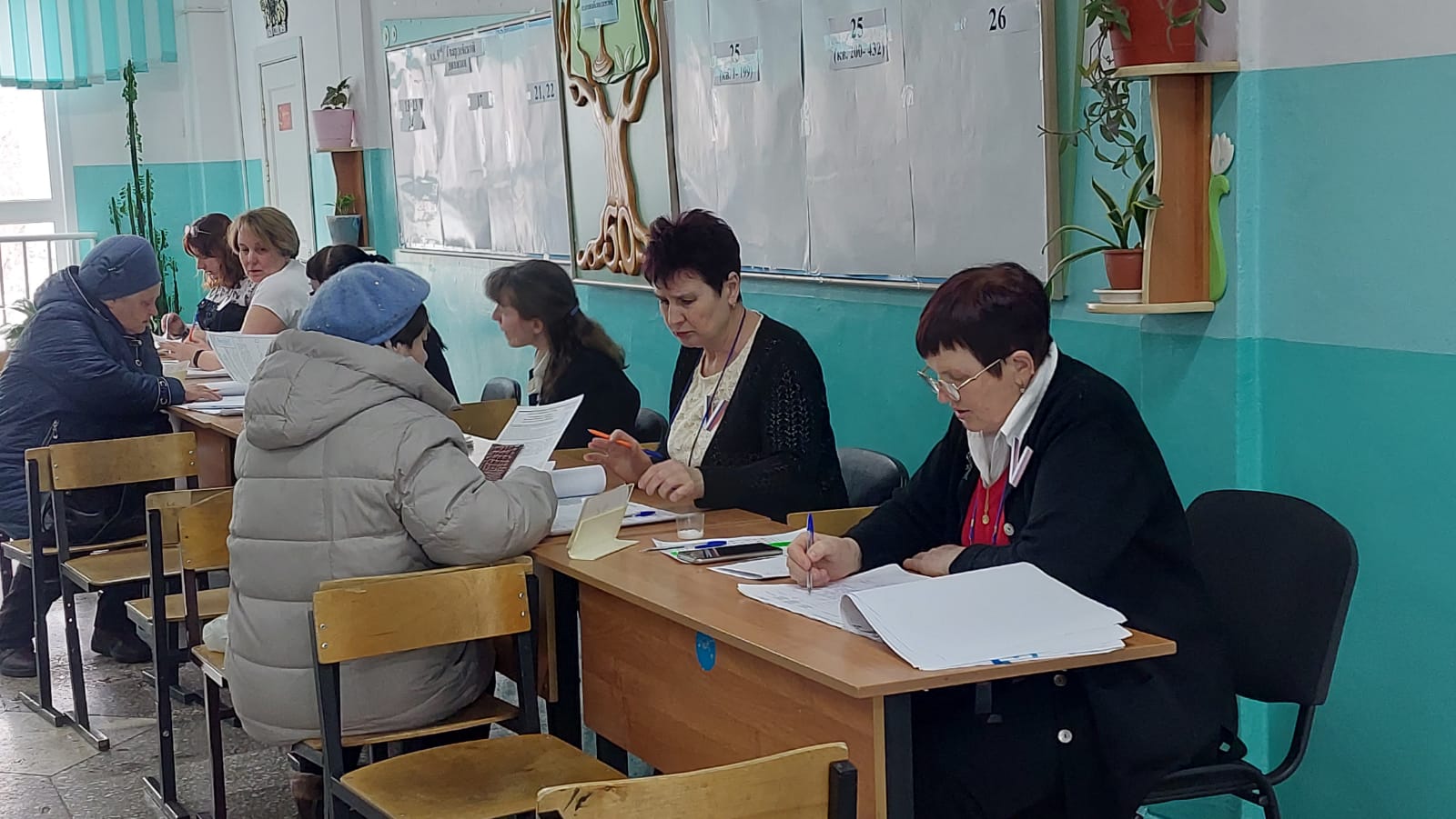 Байден, чебурашка и женщина в урне. Курьёзы на выборах президента России