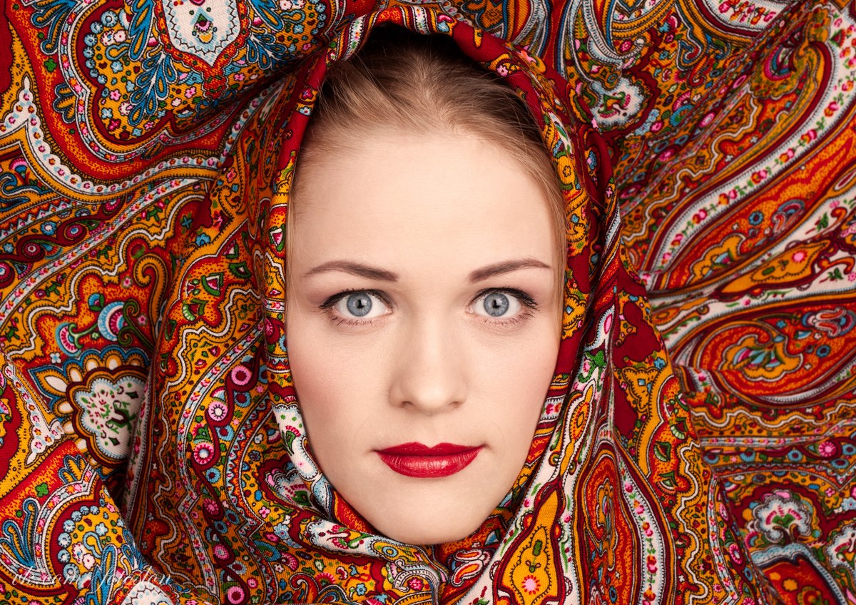 Контакт этнический это. Этнические русские. Русский платок на голове. Женский портрет в русском народном стиле. Русский человек.