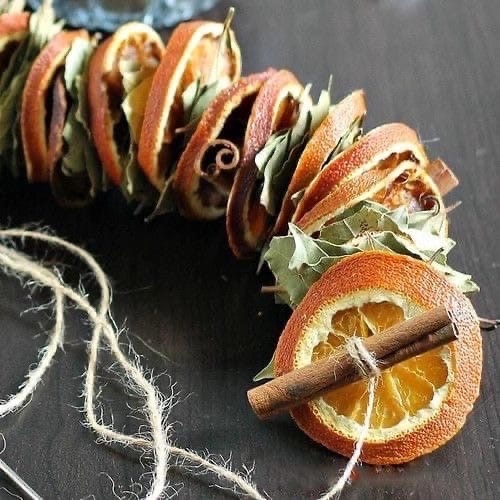 Сушеные апельсины в новогоднем декоре 