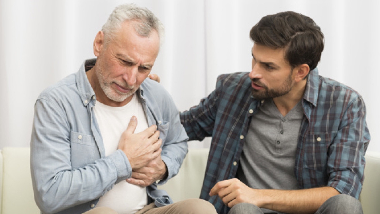 Кардиолог Кочанов: неожиданная боль в груди может быть признаком инфаркта