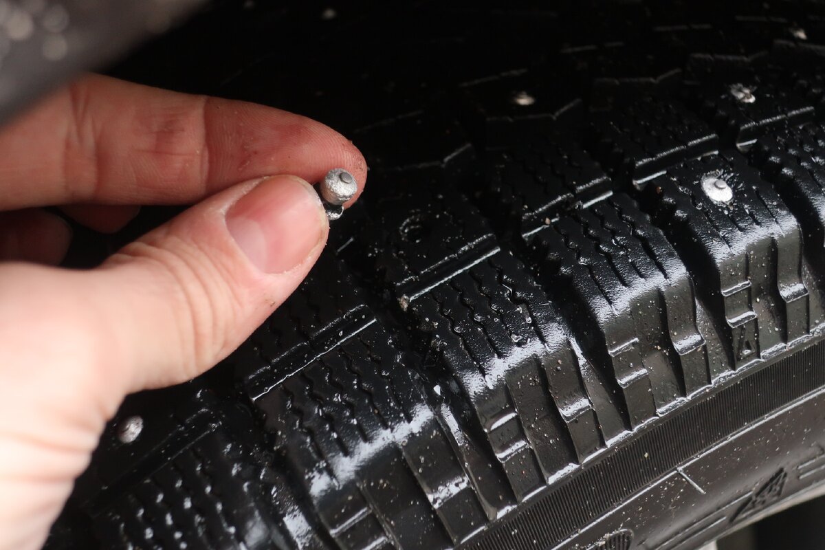 вылетают шипы на зимних шинах - основные причины и ошибки вождения