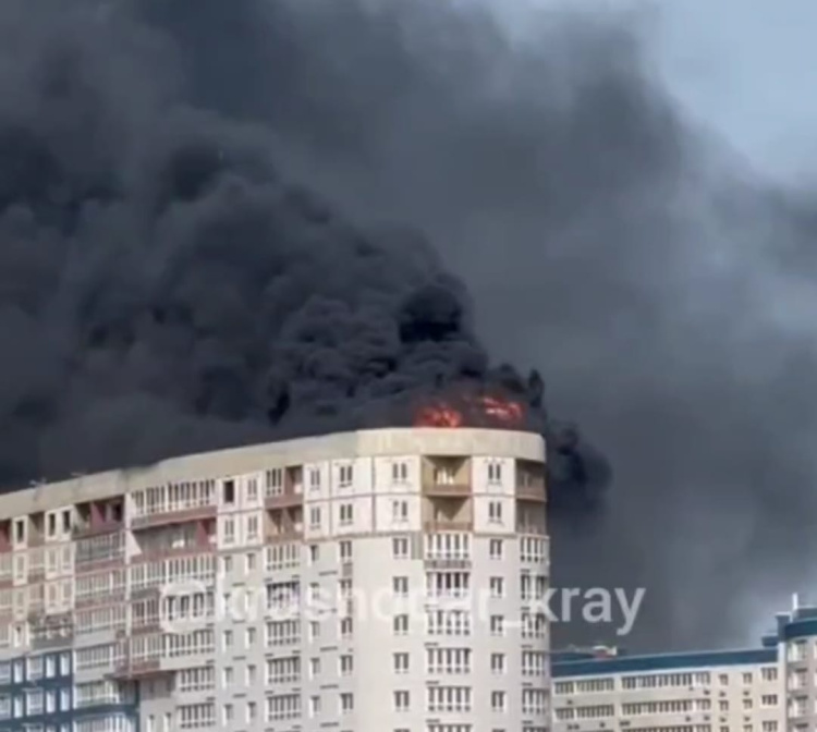 Страшный пожар на крыше высотки в Краснодаре сопровождается взрывами