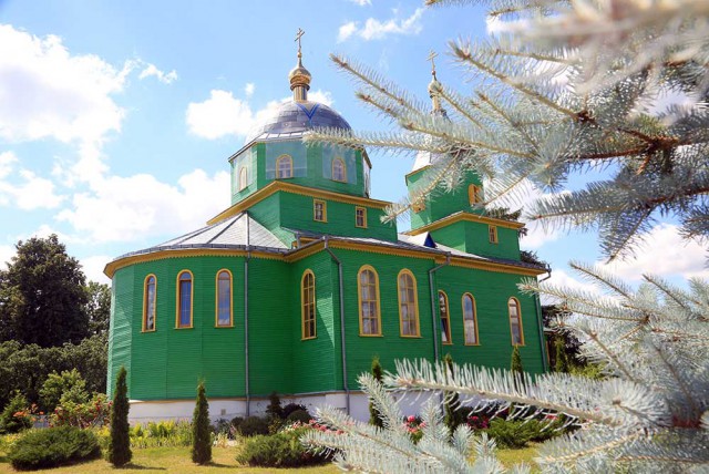 В храме Святой Живоначальной Троицы д. Турки Бобруйского района прошли торжества, которые возглавил Высокопреосвященнейший Ве...