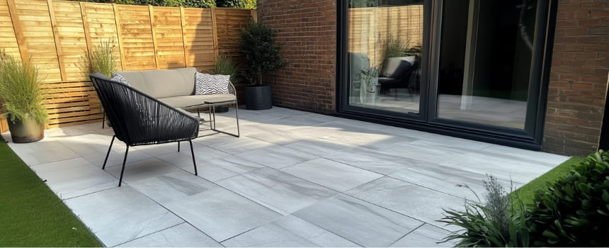 Терраса с полом из натурального камня