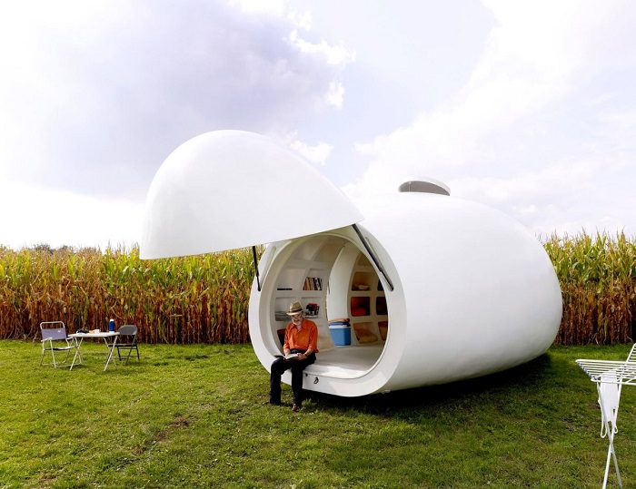 Крупная бельгийская архитектурная фирма DmvA спроектировала оригинальный мини-дом, который по форме напоминает яйцо.