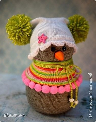 Забавные снеговики из носочков