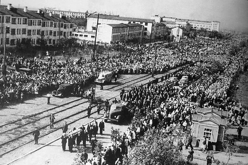 Это было в войну, в 1941 году. На уральских заводах никогда не было прокатных станов для броневой стали, их всего было четыре на весь Союз 