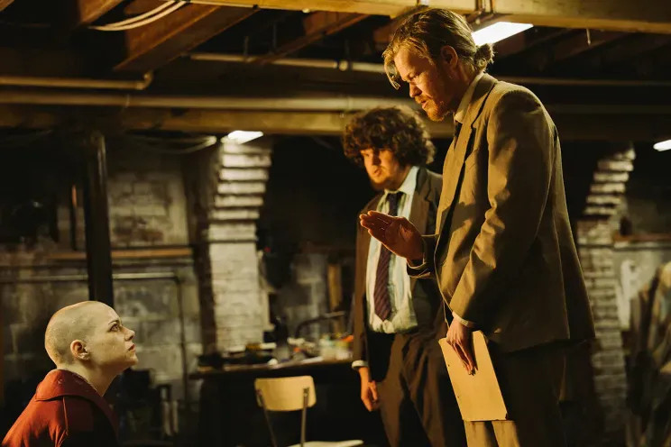 Эмма Стоун и Джесси Племонс в фильме Бугония