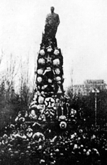 Памятник СТАЛИНУ в Тбилиси, где в марте 1956 года начались народные волнения