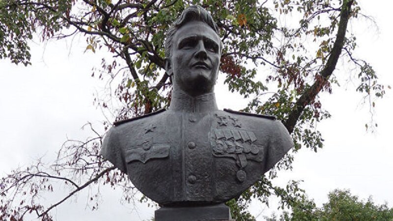 Пикирующая смерть. Как летчик Василий Раков потопил немецкий крейсер 