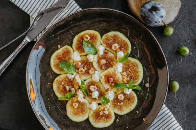 Карпаччо из инжира с маскарпоне и фундуком