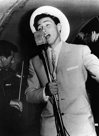 Сильвио Берлусконе поёт на круизном корабле, 1960-е годы. знаменитости, редкие, фото