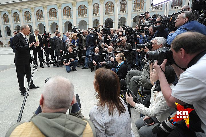 Прямая линия с вв путиным. Владимир Путин Комсомольская правда. Журналисты прямой линии 2014. Прямая линия с президентом 2020. Прямая линия с Путиным на коленях.