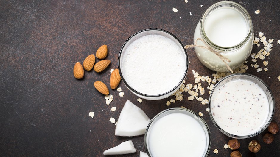 Молоко из миндаля, овса и сои: польза и уловки