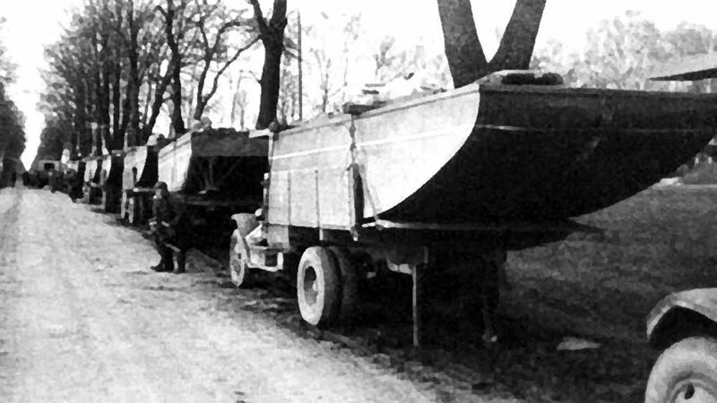 Бортовые грузовики ЗИС-5 с понтонами модернизированного парка Н2П-45. 1945 год авто, автоистория, военная техника, история, переправа, понтон, понтонно-мостовая переправа