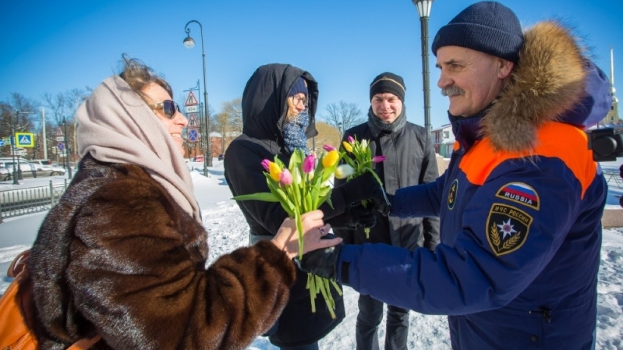 Март отметить. С международным женским днем МЧС. Женщины МЧС России 8 марта. 8 Марта праздник в России. С 8 марта спасатели.