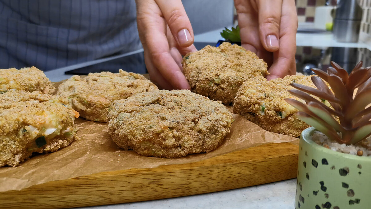 У меня все кабачки сейчас уходят на вкуснейшие котлеты. Часть съедаем сразу, остальное в морозилку и зимой едим У меня все кабачки сейчас уходят на вкуснейшие котлеты. Часть съедаем сразу, остальное в морозилку и зимой едим котлеты, перец, крупной, только, очень, сразу, проминаем, овощные, можно, сметана, укроп, чеснок, присаливаем, слегка, просто, сухарях, минут, зимой, выкладываем, сухари